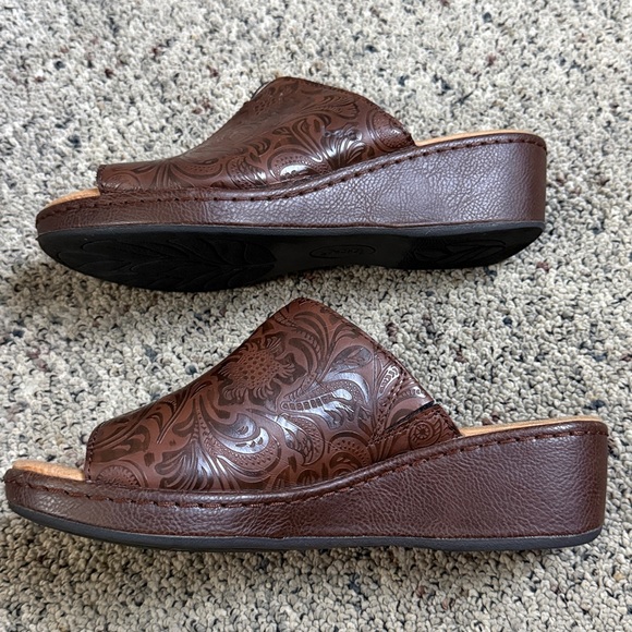b.o.c Brown Embossed Tooled Slide Wedge Sandals Sz 9 - Picture 3 of 7